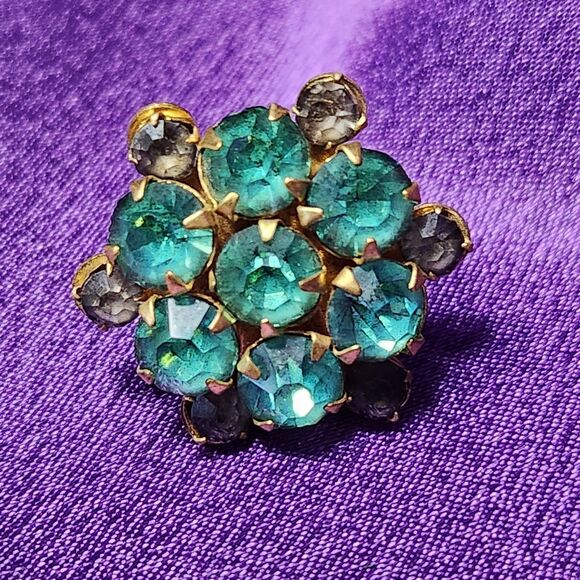 Vtg 1940s Emerald Green Rhinestone Cluster W/Smokey Accent Screw Back Earrings - Picture 4 of 9